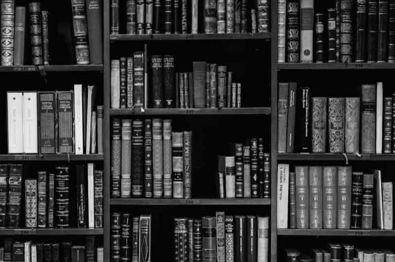 Estanterías de una biblioteca jurídica